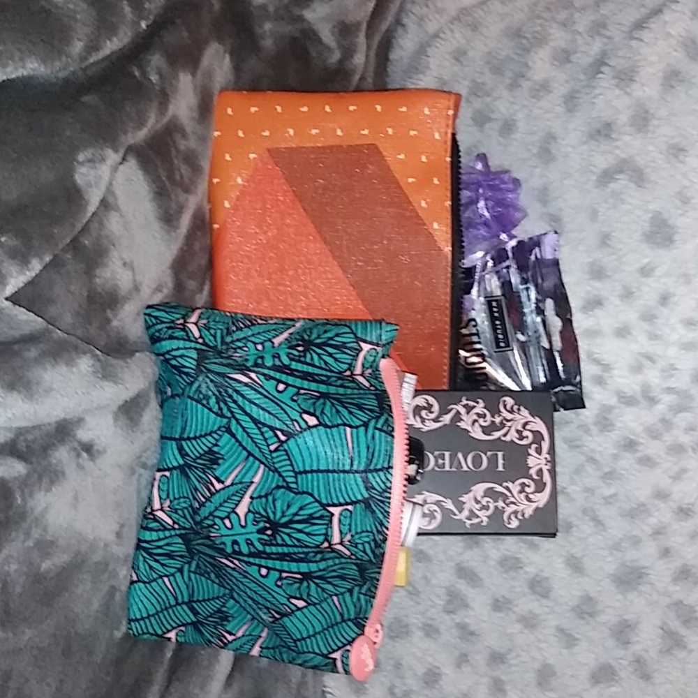 Makeup bundle 💕💥 - Picture 3 of 7